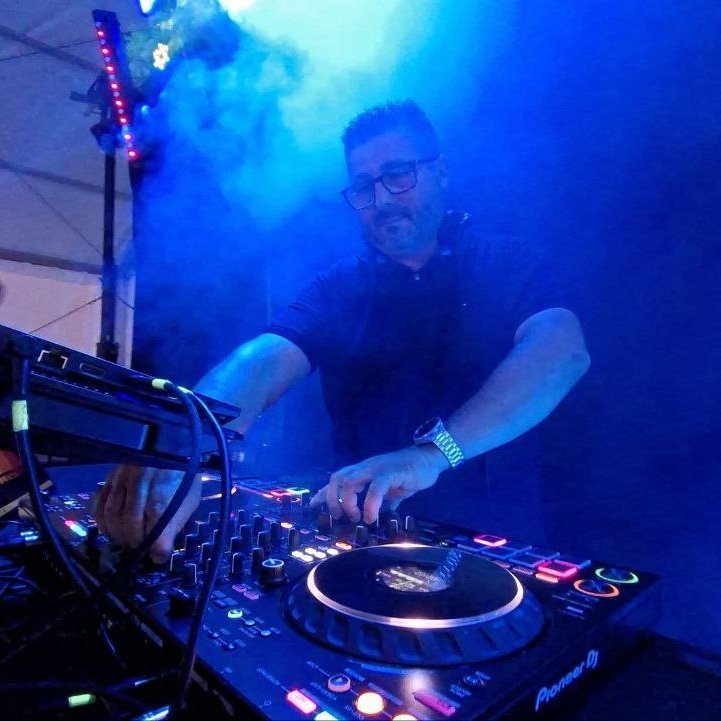 Palomares DJ pinchando en cabina
